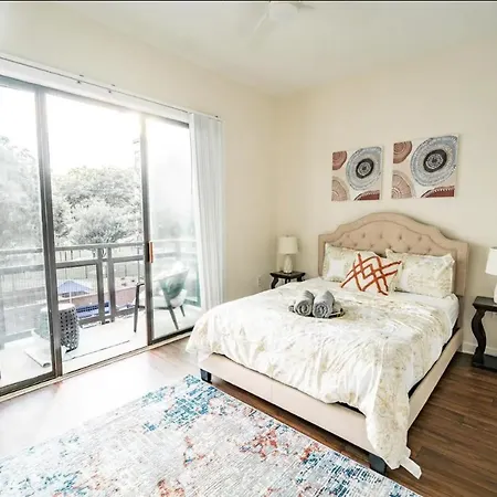 Luxury Apartment Uptown Wi-Fi Gym Pool Shops Food! Apt 228